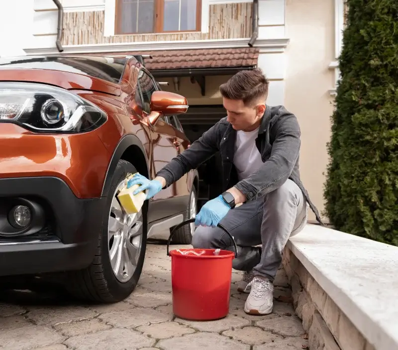 Lavage auto à domicile Criquebeuf-sur-Seine : professionnel intervenant sur un véhicule